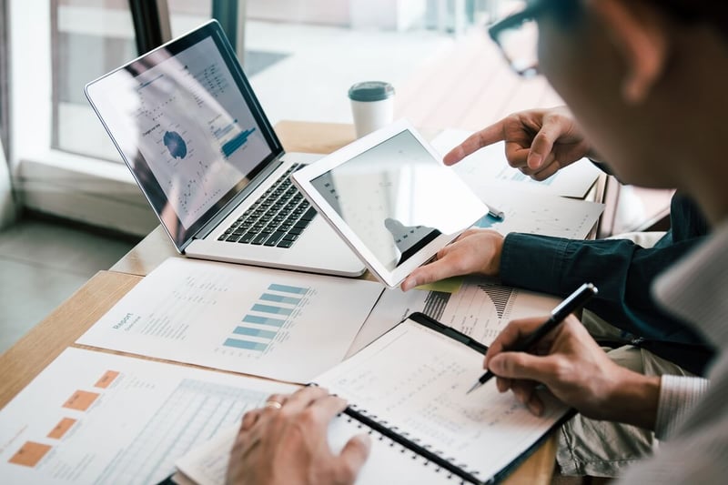 audit-documents-controle-examen-ordinateur-stylo