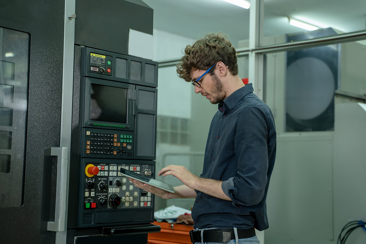 homme-lunettes-tablette-suivi-donnees-machine-usine