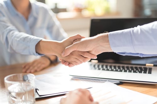 poignee-mains-bureau-ordinateur-documents-verre-eau-contrat