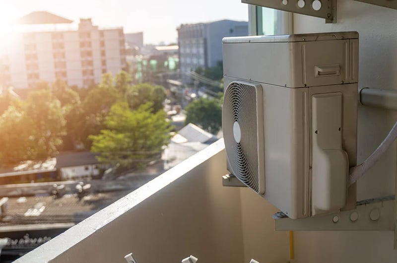 pompe-chaleur-module-exterieur-balcon-appartement-immeuble